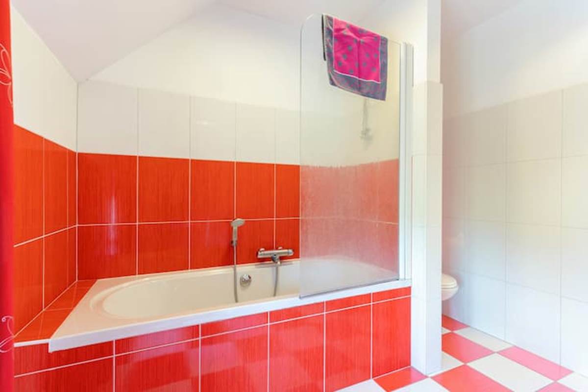 La salle de bain de la chambre Rouge égale à celle de la chambre Fuchsia mais..en concordance au niveau couleur.