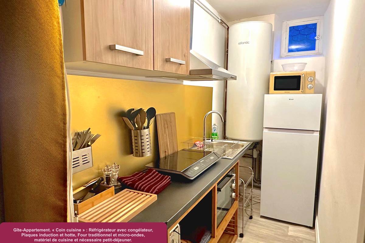 Coin Cuisine. Réfrigérateur avec congélateur, Plaques induction, Four traditionnel et micro-ondes. Notre Restaurant est également attenant à votre Gîte.