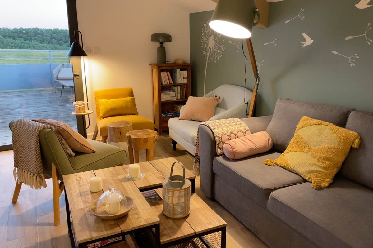 salon TV bibliothème ambiance soir