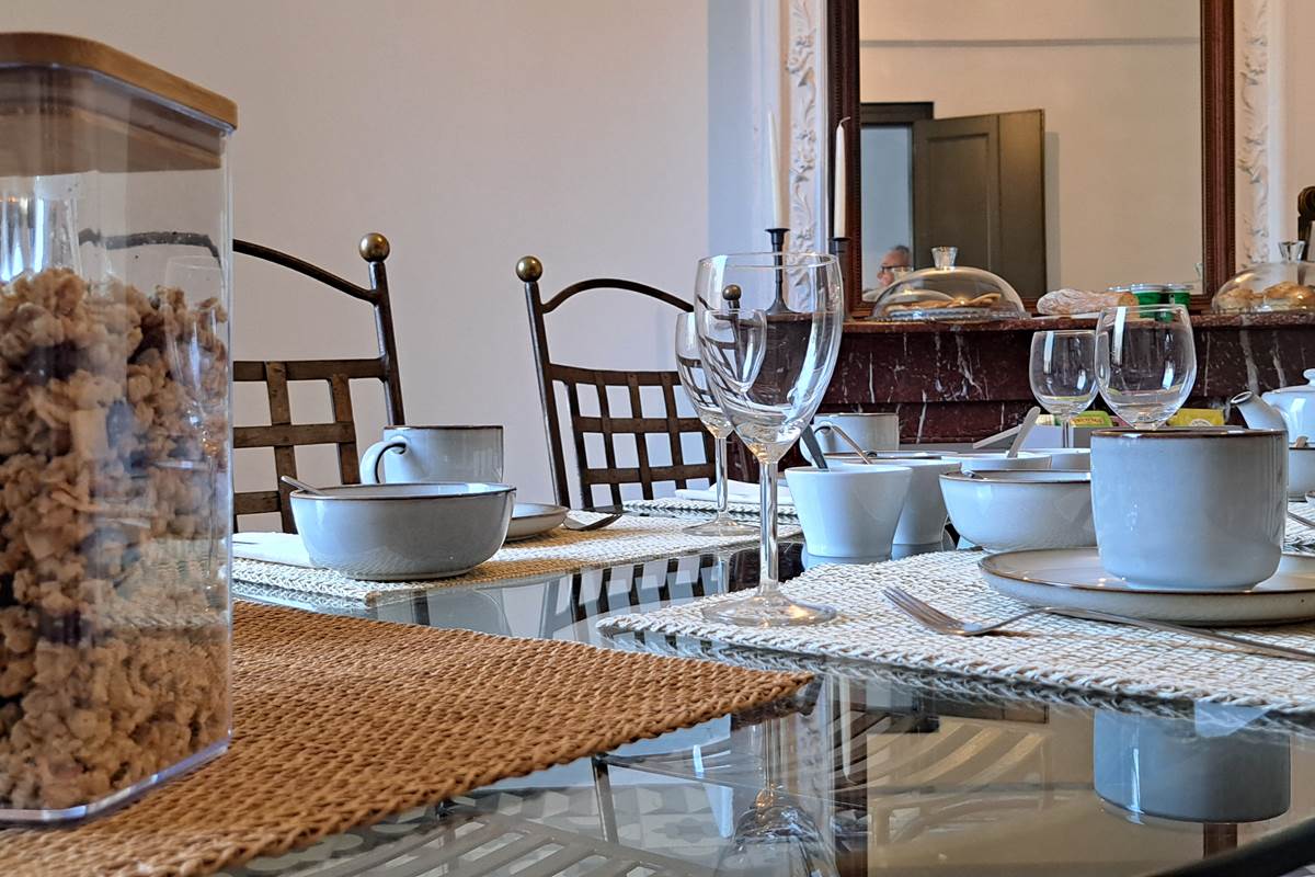 Petit déjeuner servi dans une chambre d’hôtes près de Pézenas.