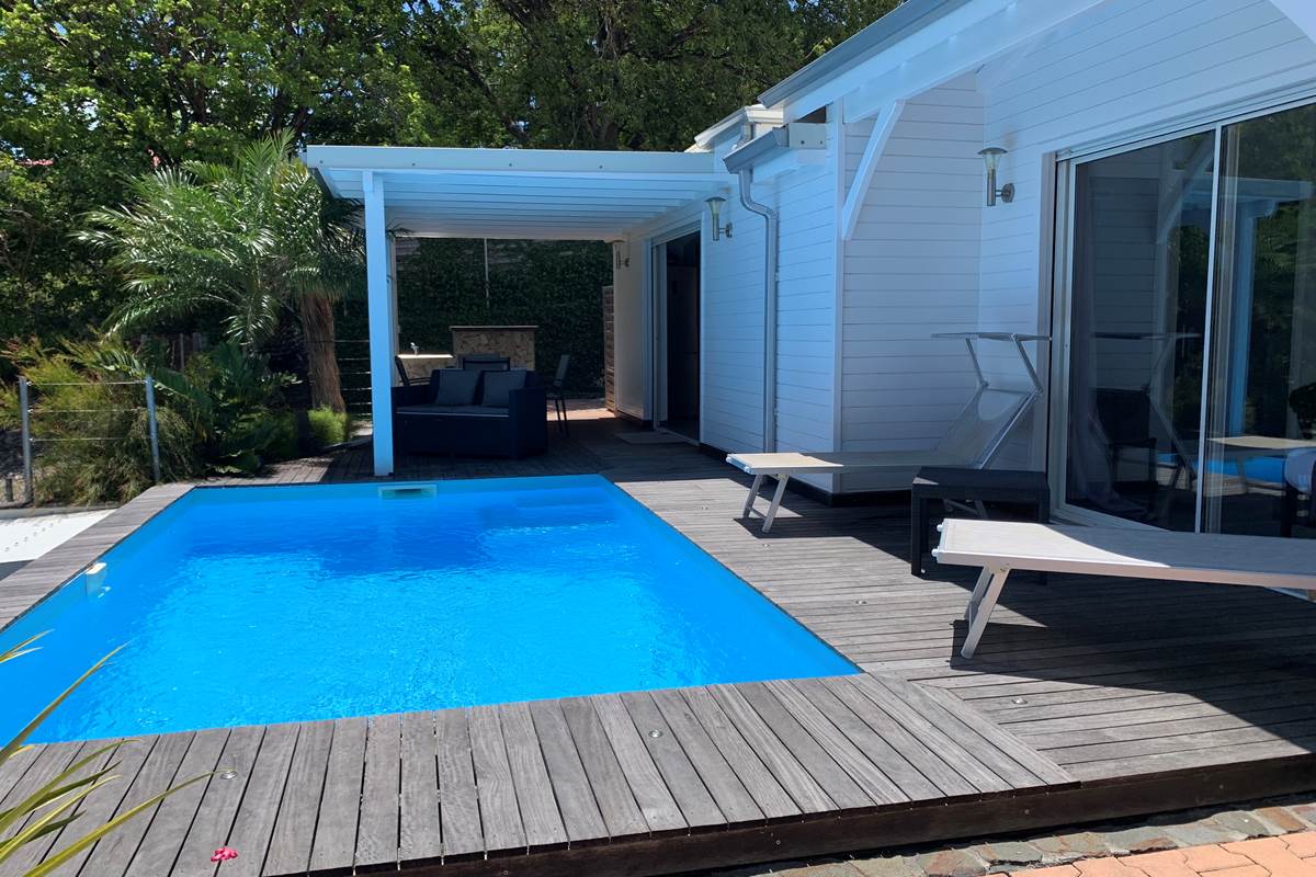 Terrasse extérieure avec piscine et bain de soleil