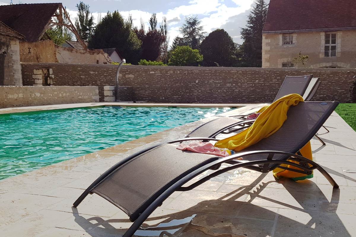 La Piscine du Domaine des Cyclamens_les eaux bleues et le tuffeau