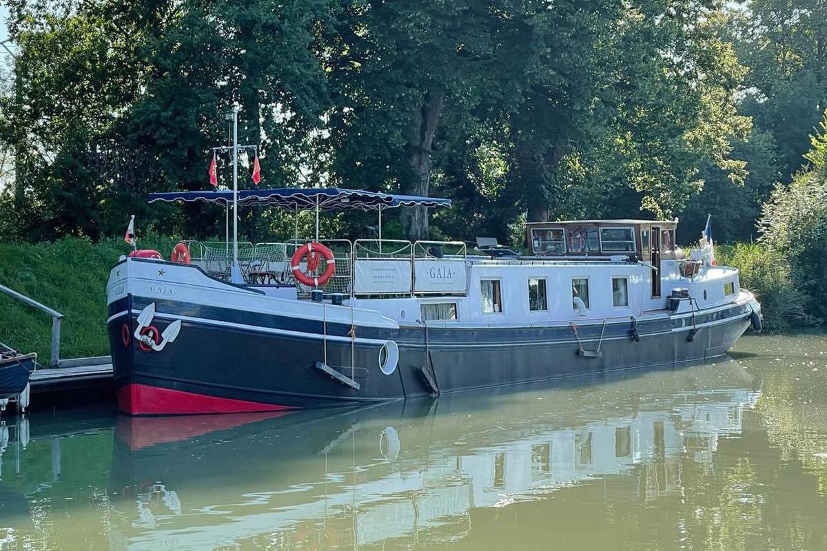 La Péniche Hôtel Gaïa parée à appareiller.