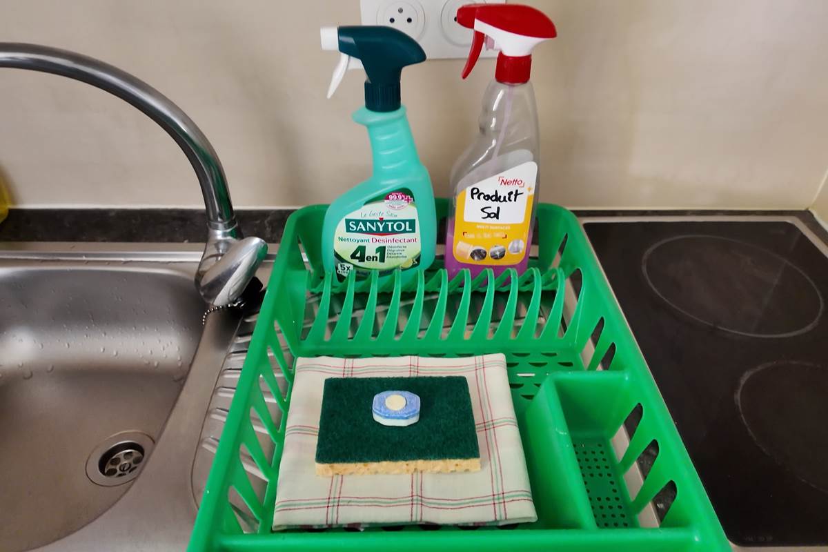 cuisine avec torchon et produits de nettoyage