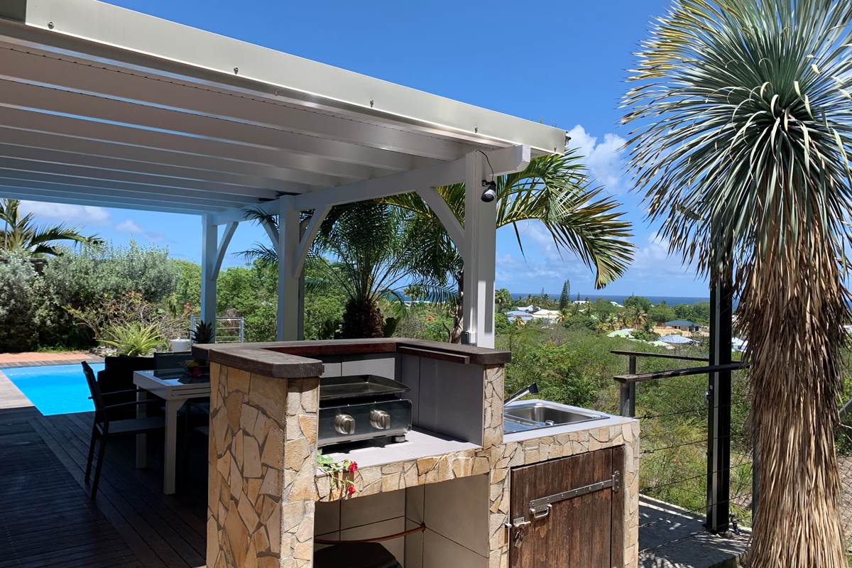 Plancha au gaz, douche solaire extérieur, terrasse... une vie au soleil
