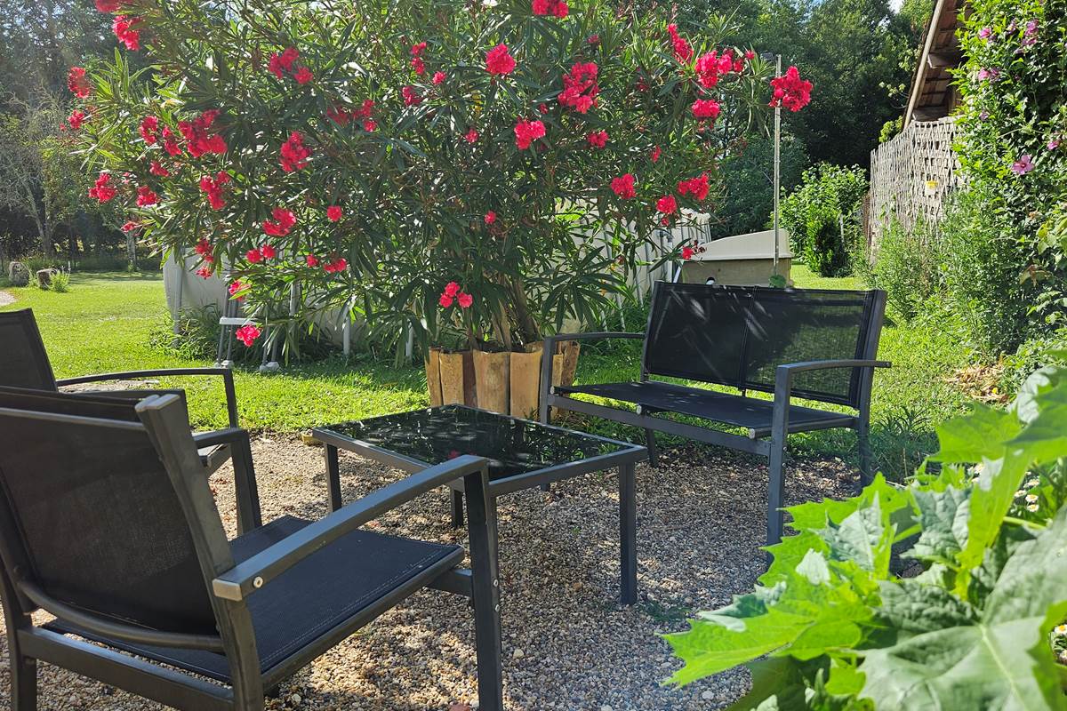 Salon de jardin-repos-détente-apéro-piscine