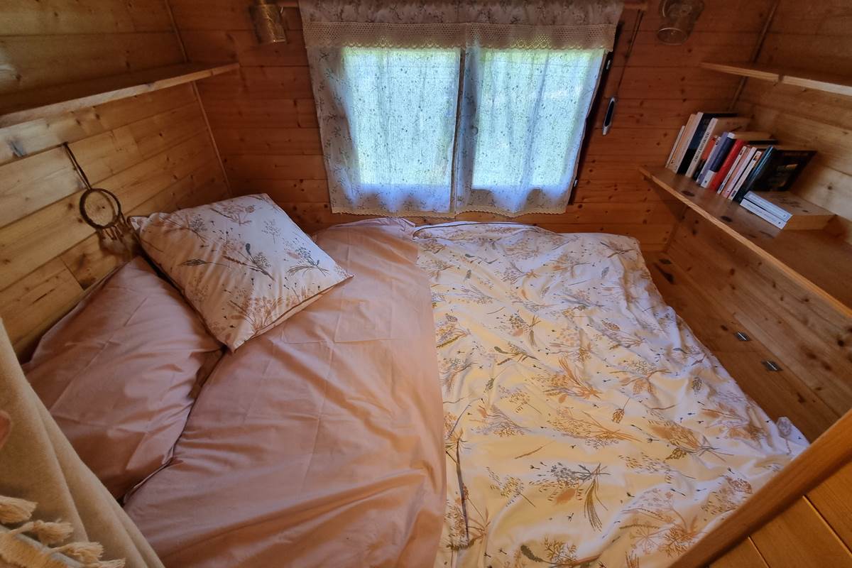 La chambre et son lit double : 140 x190cm.