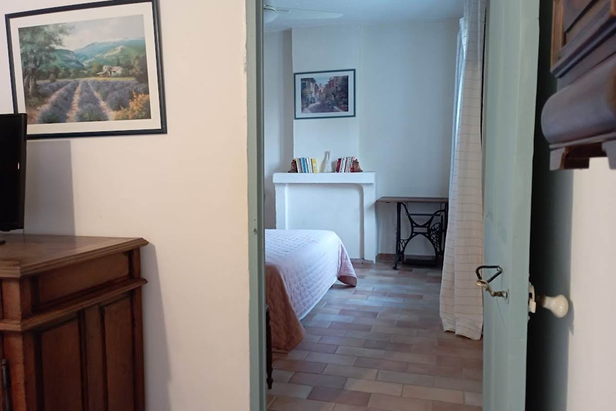 Entrée de la chambre dans appartement Verveine