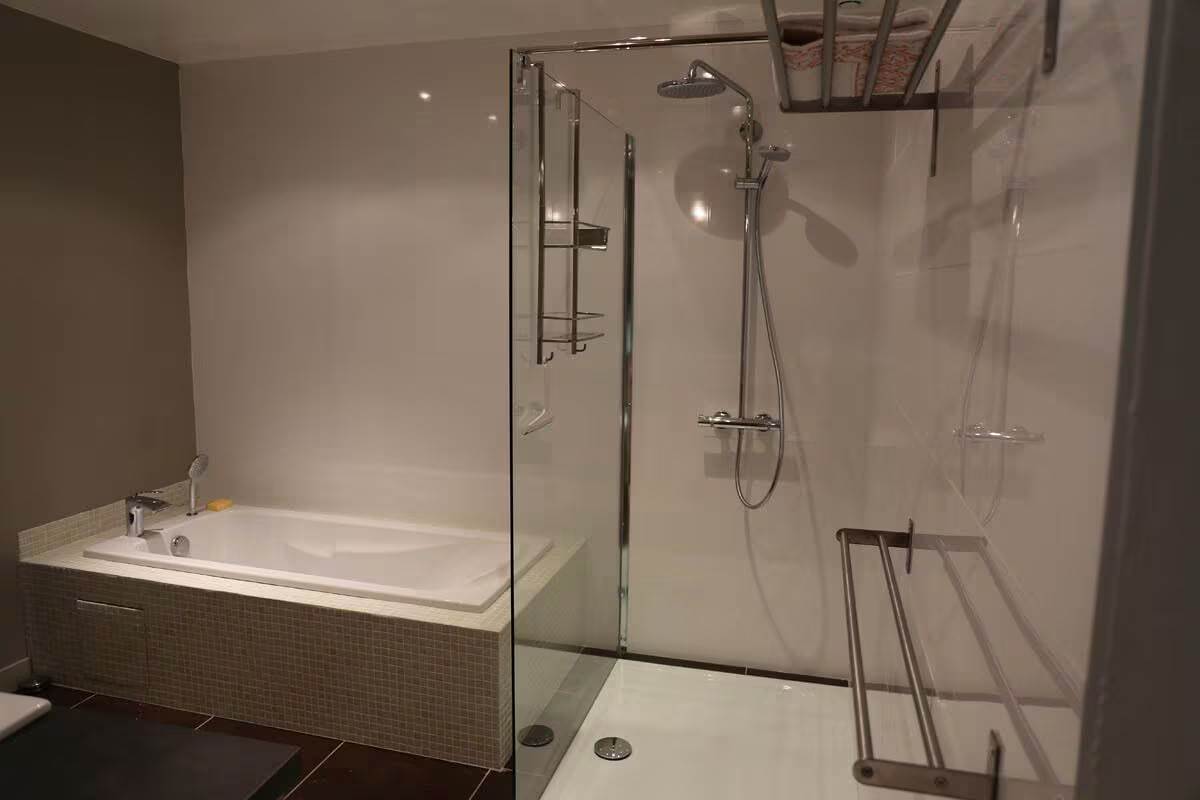 Serenity home_villa_conviviale_salle d'eau_baignoire_douche