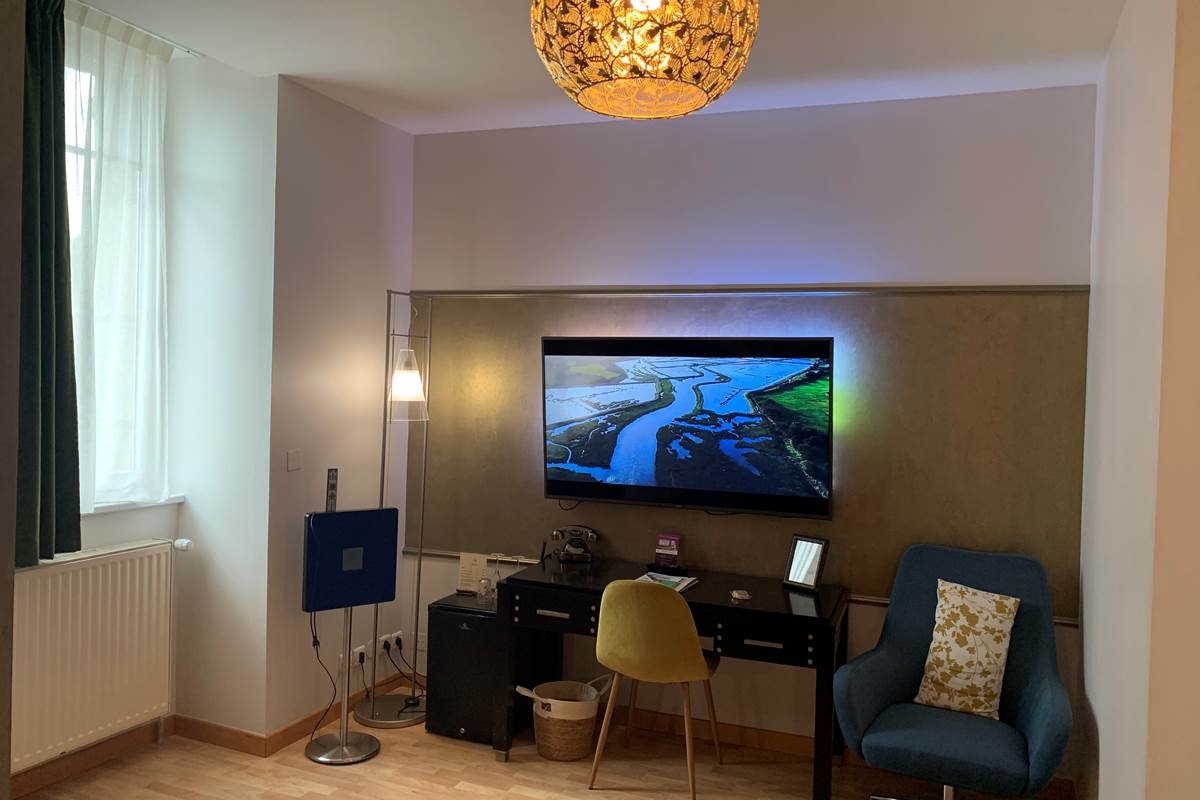 Minibar, télévision UHD avec Chromecast, bureau de la prestige de l´hôtel de charme à Quimperlé