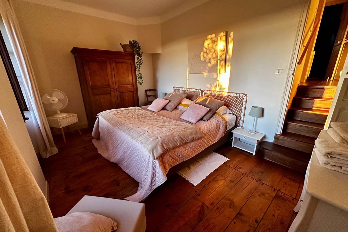 Gîte-Maison : Chambre romantique avec vue sur les montagnes et la vallée des cascades. Plein ouest. Lit King-size 180x200 cm, literie premium. Chaud et douillet en hiver, frais en été.