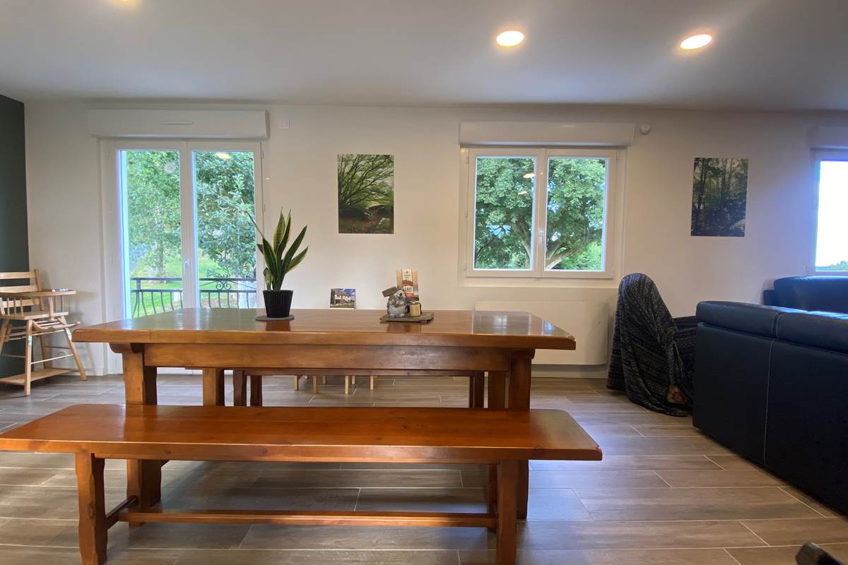 salon-lumineux-location-maison-caurel
