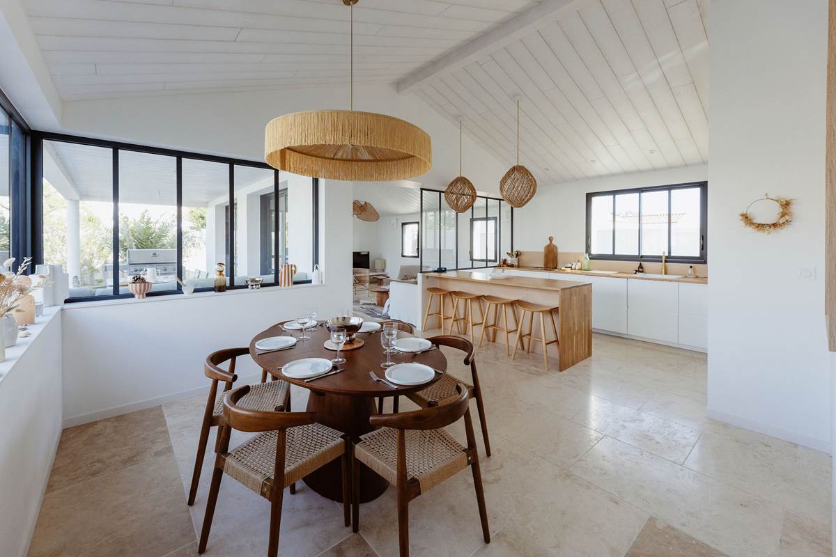 Villa Bleu Baya cuisine toute équipée table à manger pour 10 pax