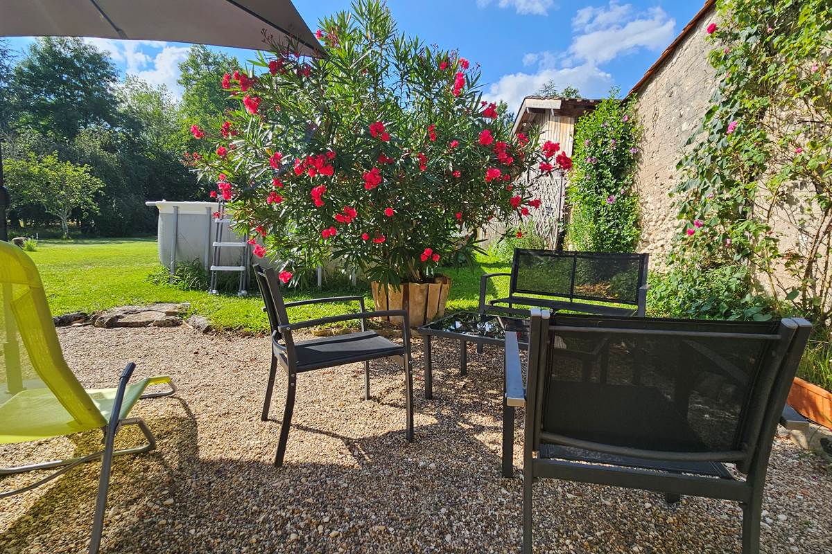 Relax-salon-piscine-parasol-Les Deux Chênes