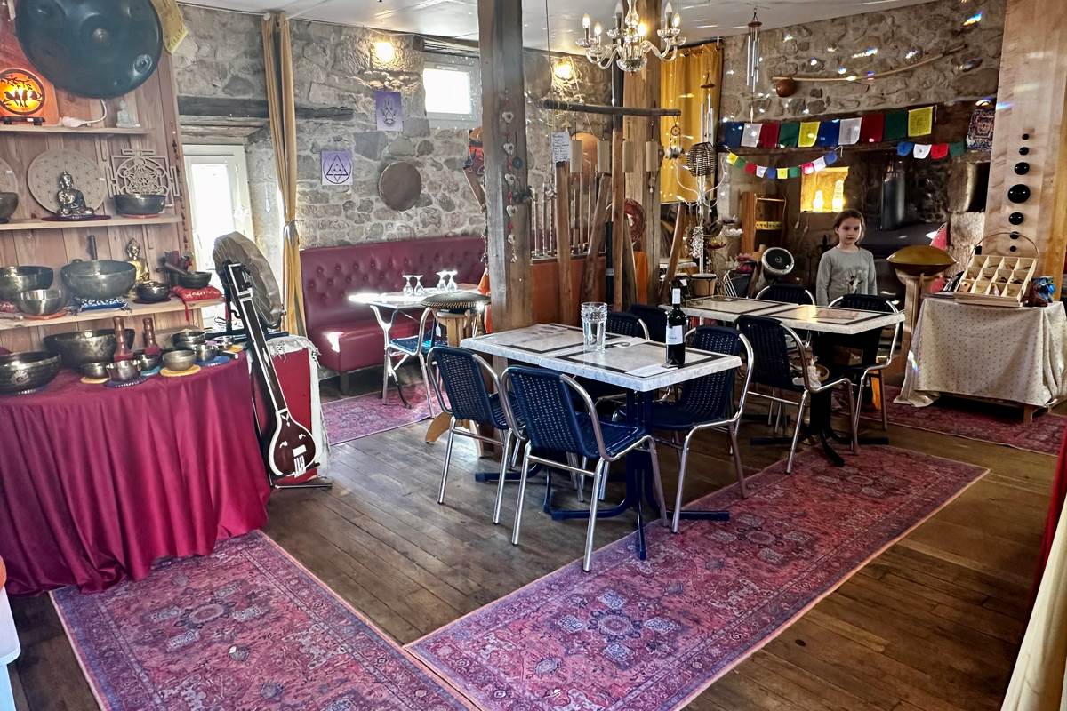Restaurant-Boutique "Harmonie du Monde" : plats maison, produits frais majoritairement bio et locaux. Attenant à vos Gîtes "Le Chant des Sources" à Gimel-les-Cascades (19).