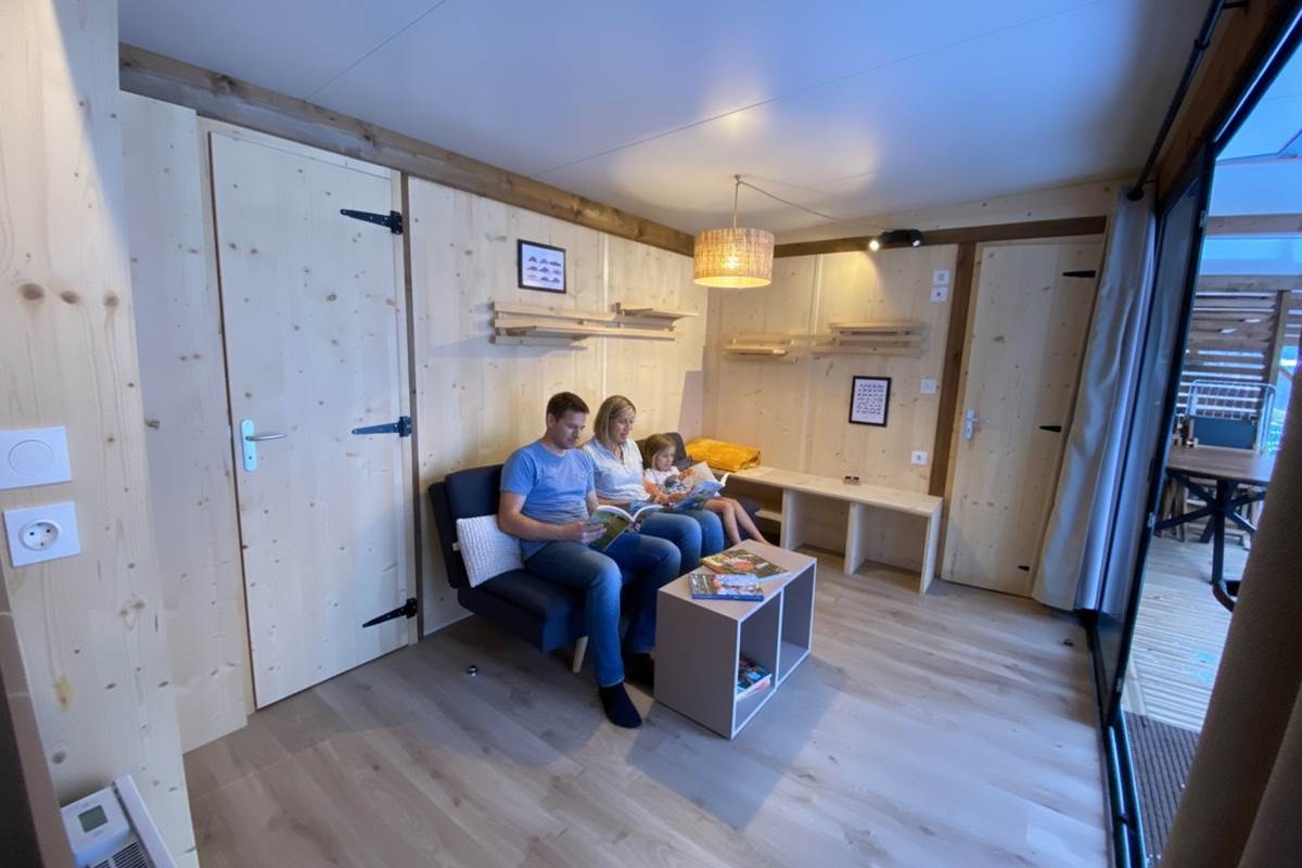 Salon avec vue sur la forêt