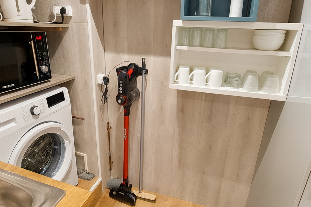 Espace repas SK-PADE – aspirateur- machine à laver - ambiance chaleureuse et vue montagne.