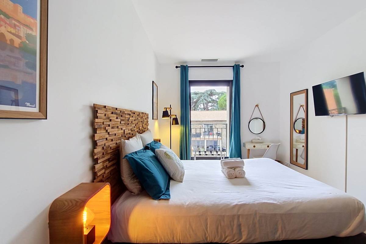 Vue générale de la Chambre Bleue avec lit double et décoration contemporaine