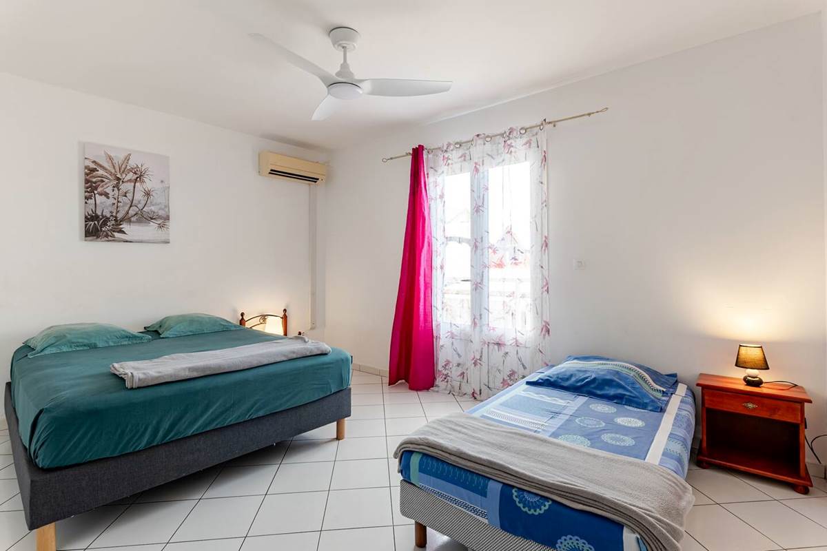 T3 Chambre 2 : lit 160/200 et 1it une place, climatiseur, ventilateur