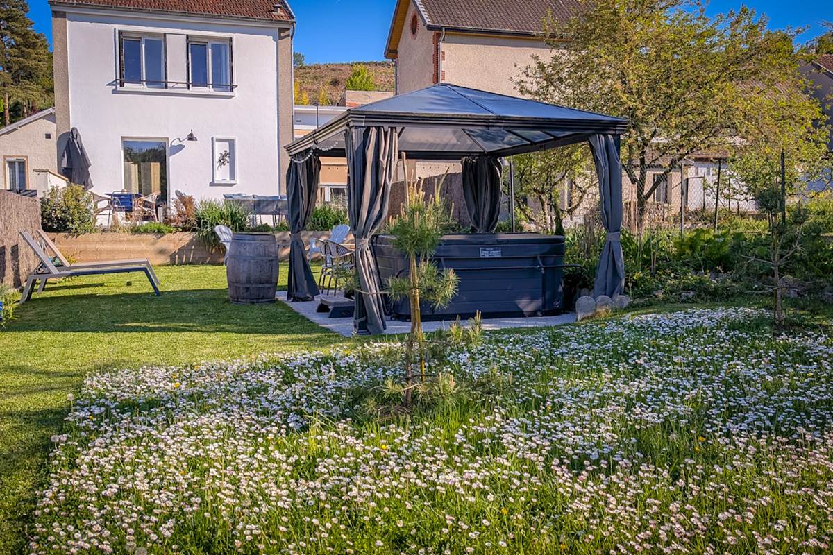 Jardin fleuri avec jacuzzi privé gîte Epernay