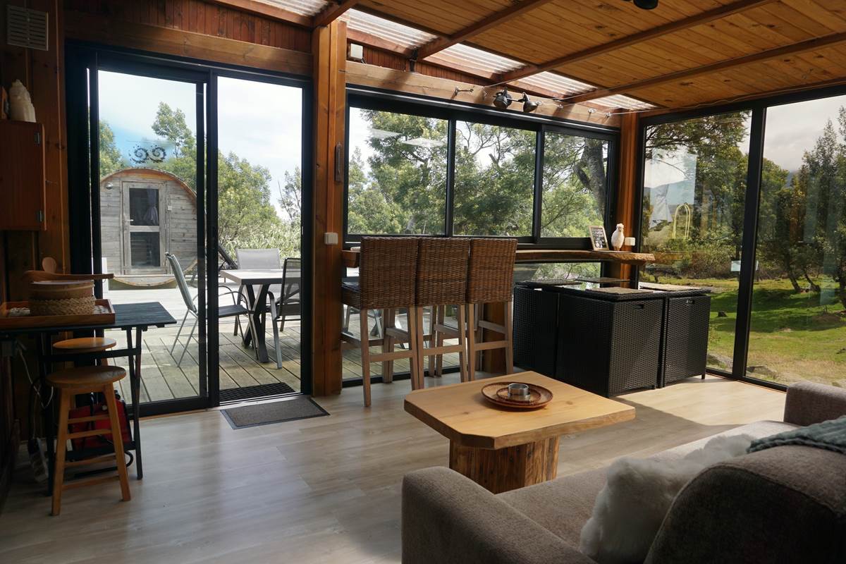 Accès terrasse bien-être, bar intérieur