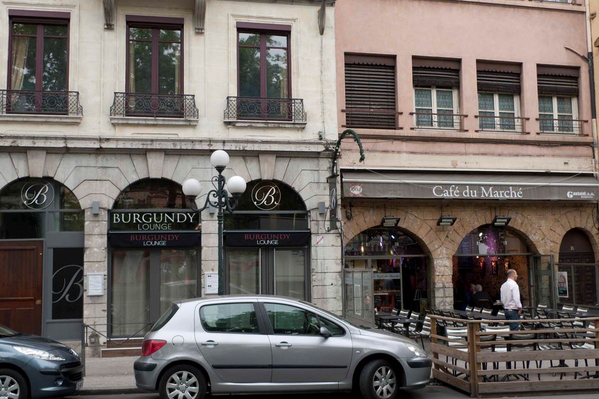 les alentours immédiats de l'immeuble