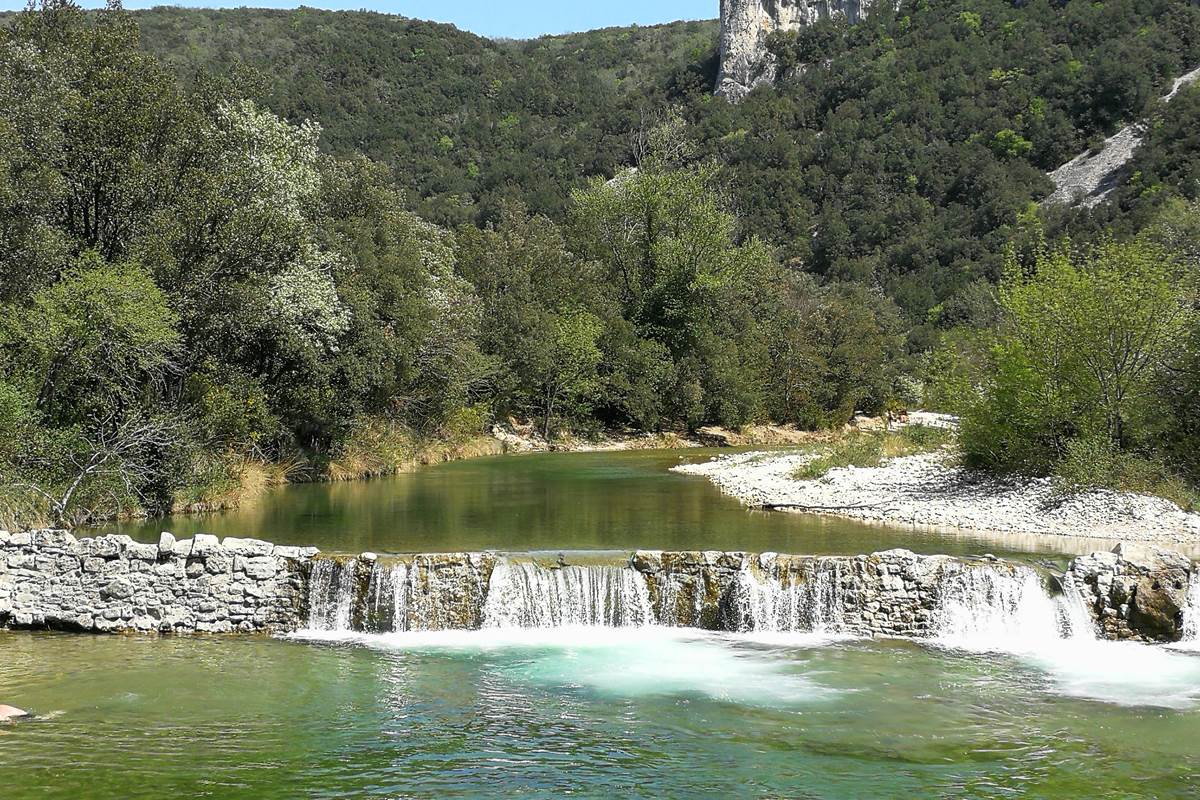 Chute d'eau au trou de la Lune à coté des monts d'Ardèche à 15 minutes du gîte familial et de regroupement d'amis en ardèche rhone alpes de 16  à 24 personnes.