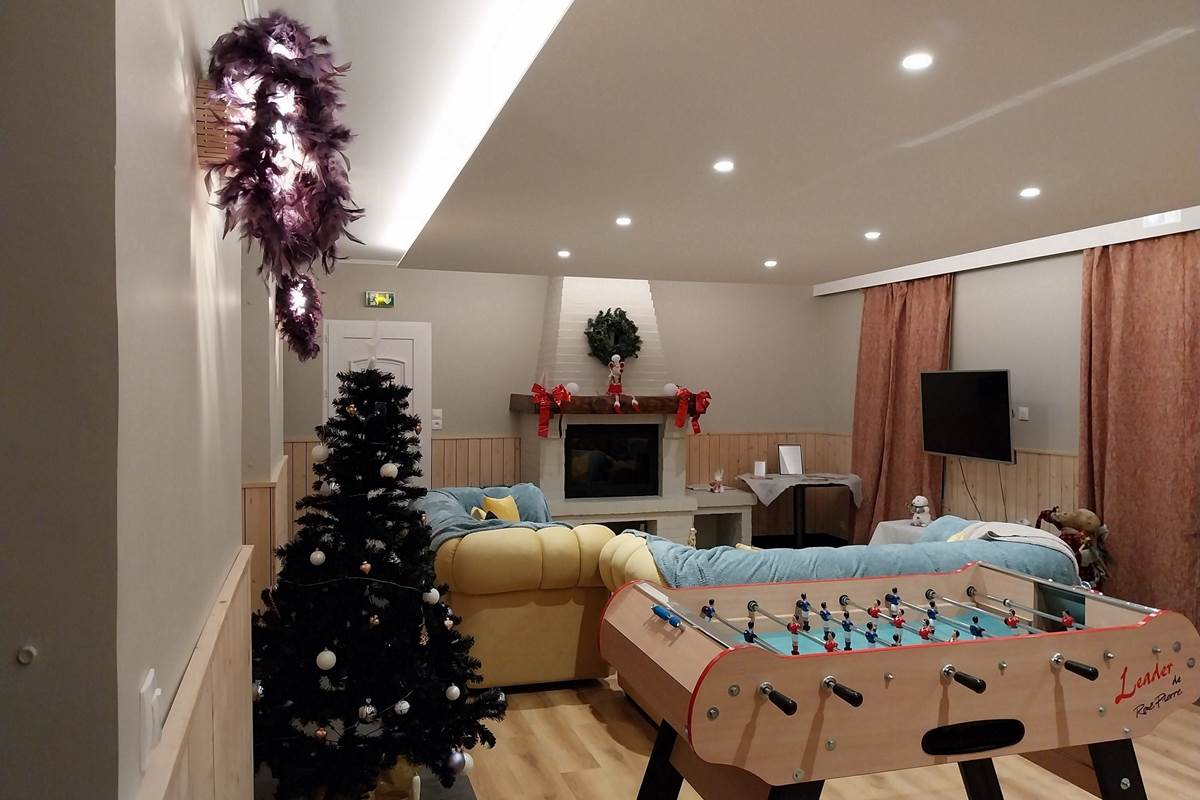 Le séjour du Moulin de la Planquette se pare de magie pour Noël : un gîte familial chaleureux pour vos fêtes dans le Pas-de-Calais.