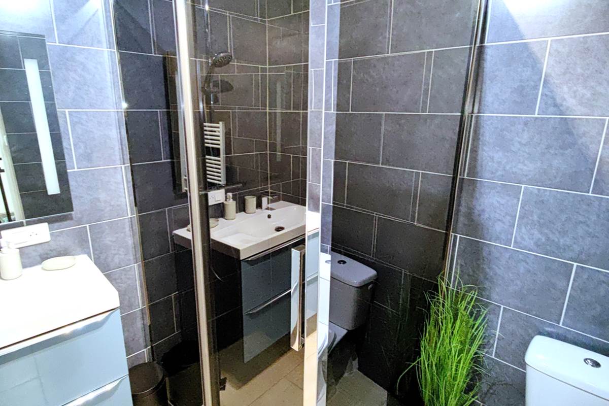 Grande cabine de douche à l'italienne