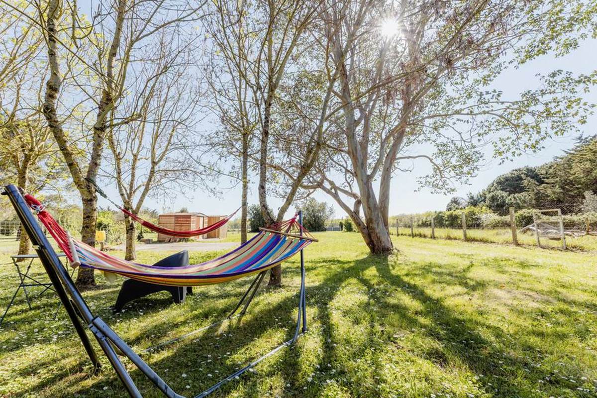 Espace extérieur calme et verdoyant – location vacances à Saint-Pierre-d’Oléron