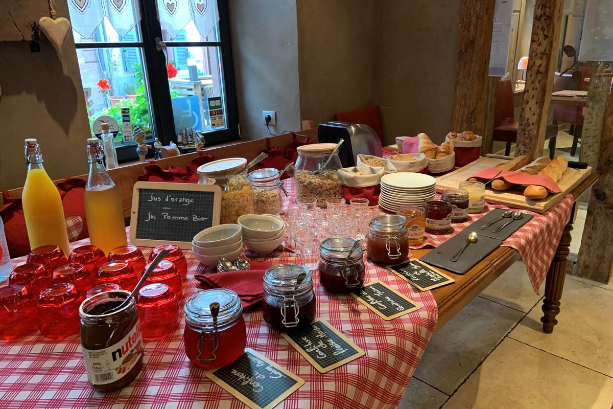 Petit dejeuner servi Au Grès du marché