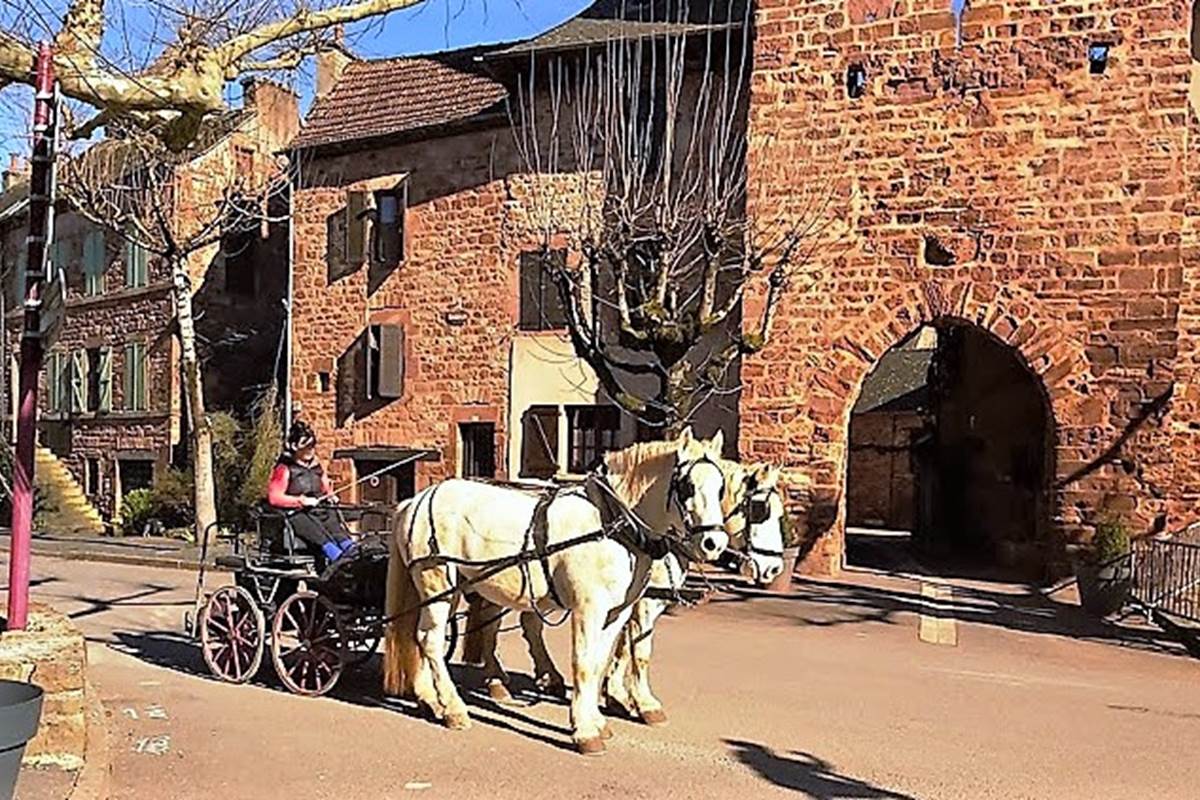 Devant la tour du village