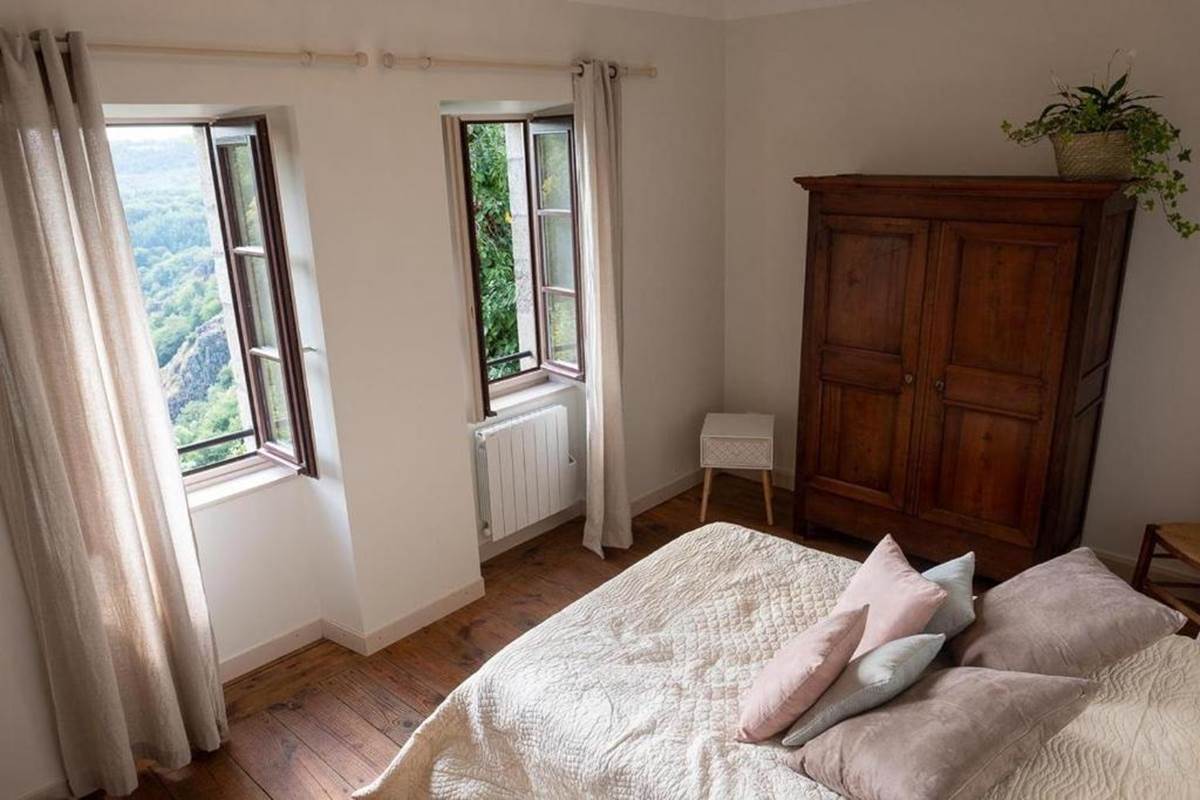 Gite : Chambre romantique avec Vue sur les Montagnes et la Vallée des Cascades. Plein Ouest, Coucher de Soleil toute l'année.