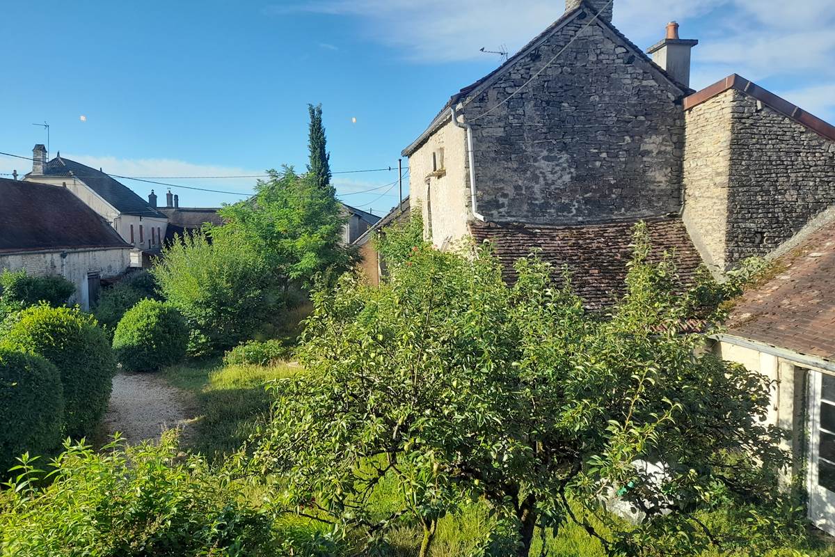 Vue sur le four à pain depuis la Chambre Poirier en début de matinée. La chambre est exposée plein sud.