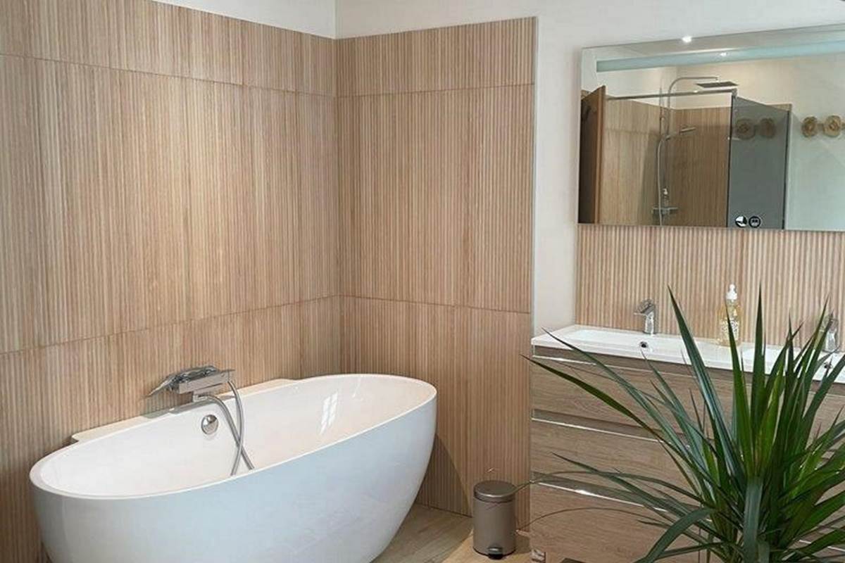 Chambre lit double, rez de chaussée, suite familiale, chambres luxe, salle de bain privative, baignoire, vue jardin, vignoble, chambres d'hôtes