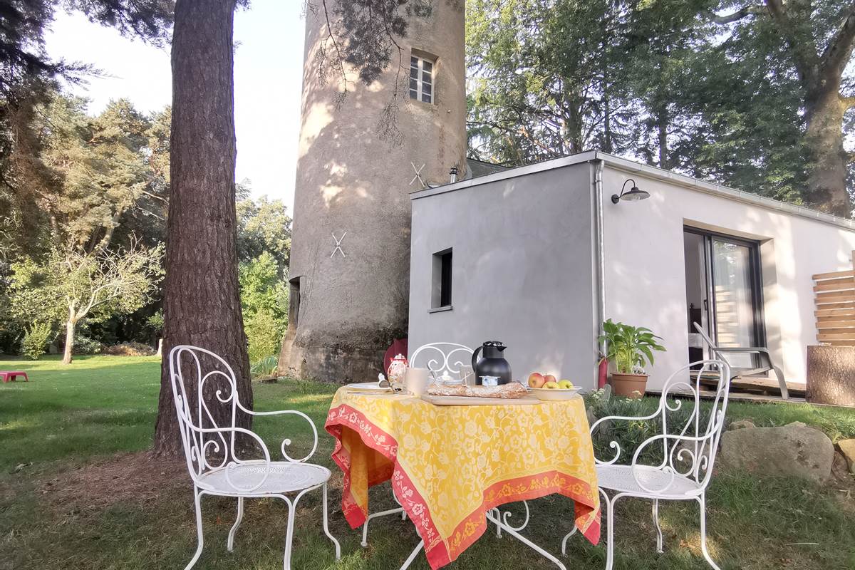 petits-déjeuners inclus servis dans le jardin lors d'un week-end ensoleillé et chaud, moulin de La Retardière, Orvault