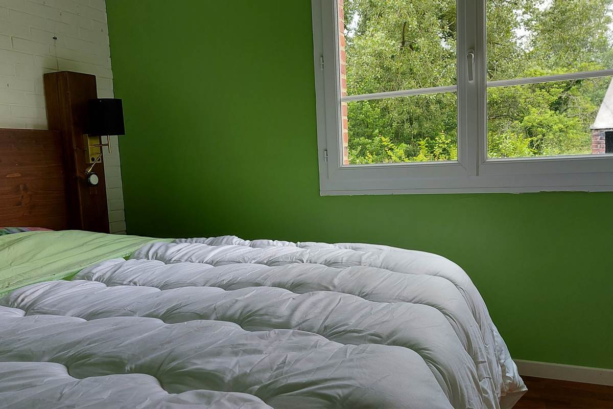 Chambre verte avec lit double 160x200, pour un séjour ressourçant dans notre gîte de charme du Pas-de-Calais.