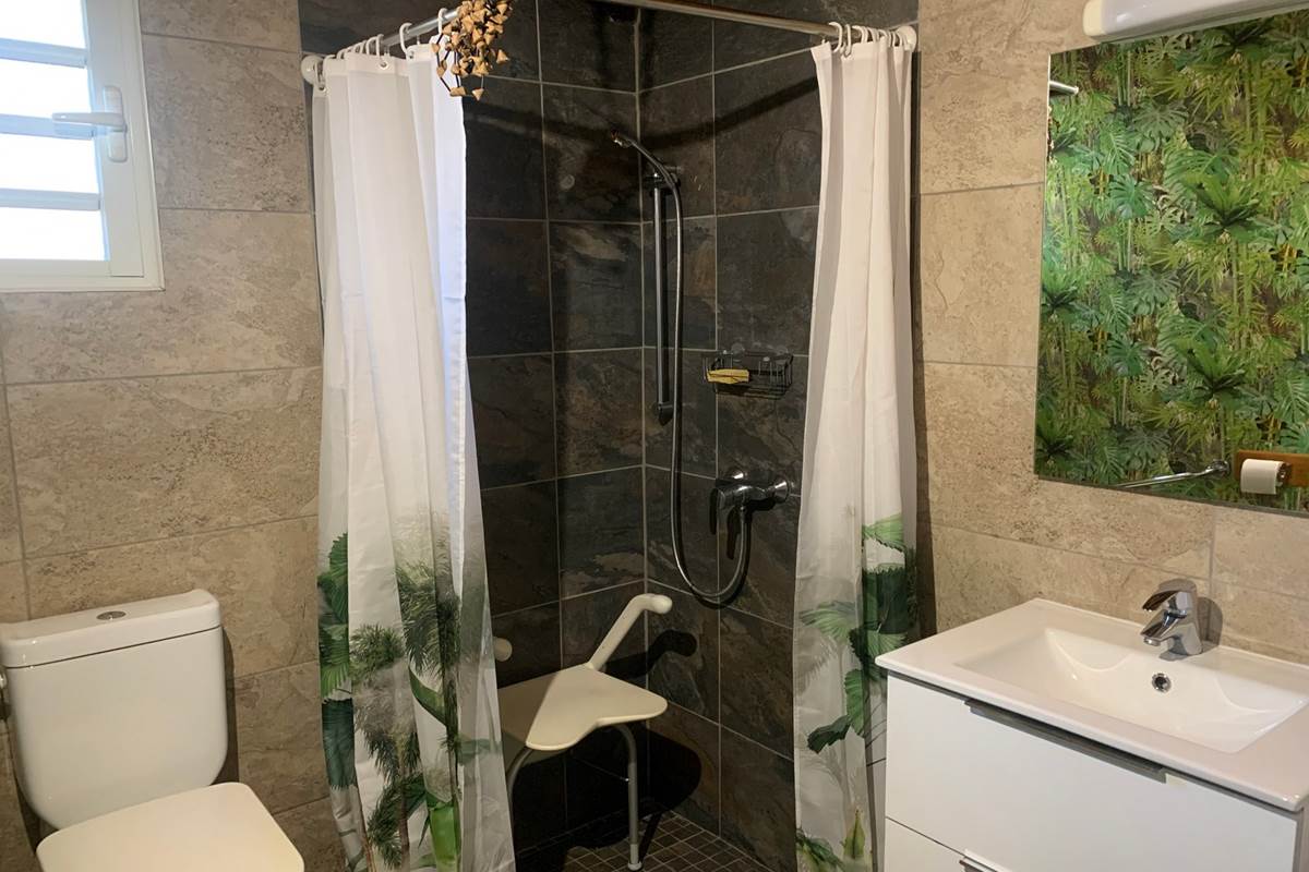 salle-de-bain-douche-italienne-et-siege-rabattable-agrement-pmr-etang-sale-la-reunion.jpg