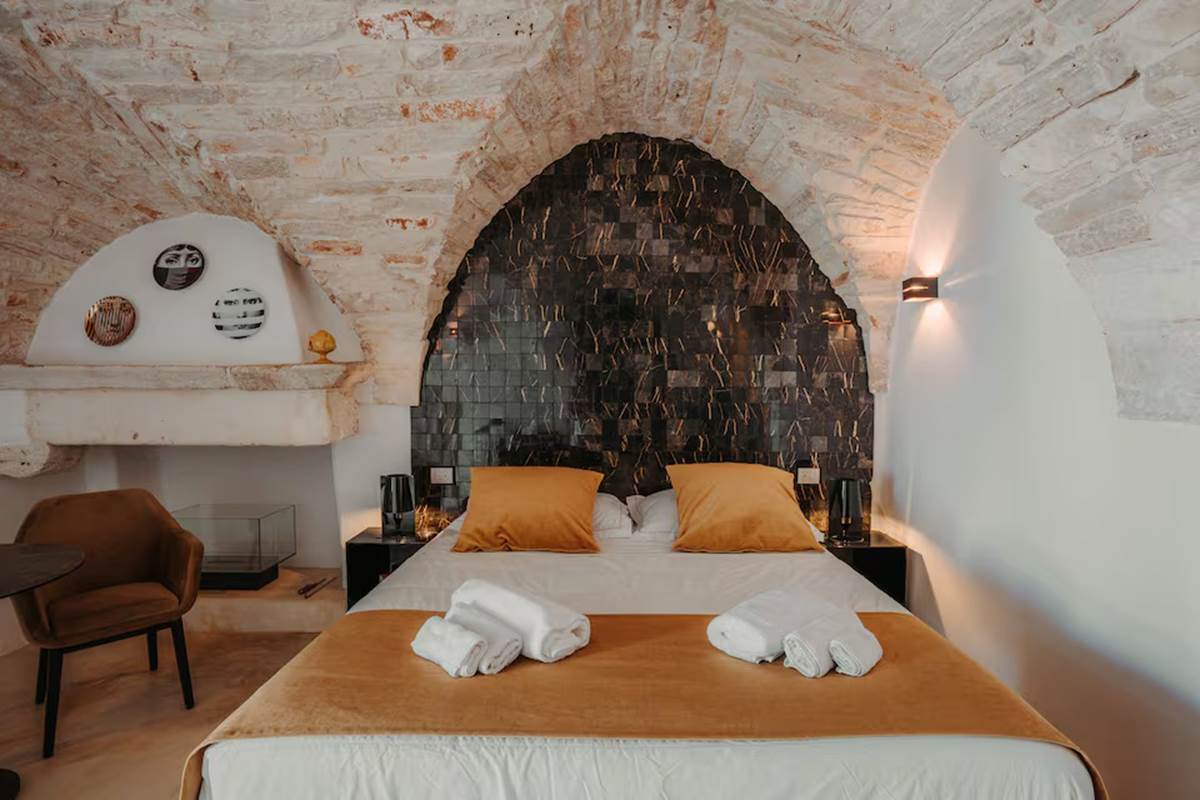 Chambre, coin feu, table et fauteuils