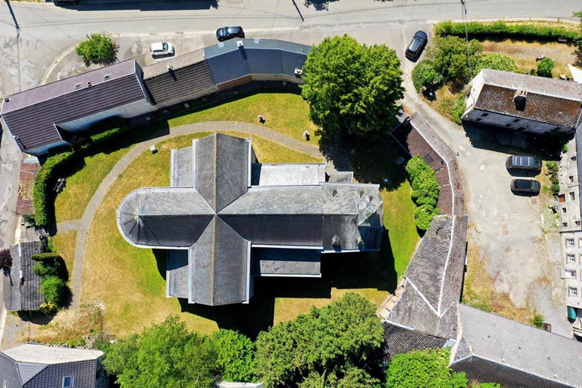 La toiture et l'espace vert de l'église jouxtant le gîte