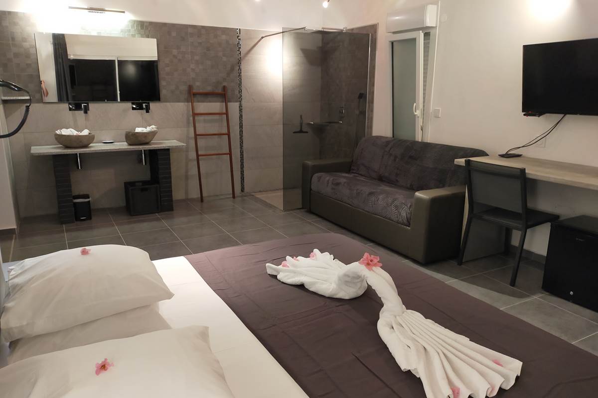 Suite avec lit 200x200, douche à l'italienne, douche vasques, canapé-lit, WC indépendant
