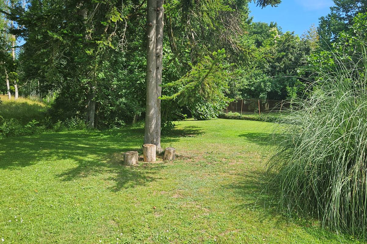 Jardin clos et arboré de 1800m2 Les Deux Chênes