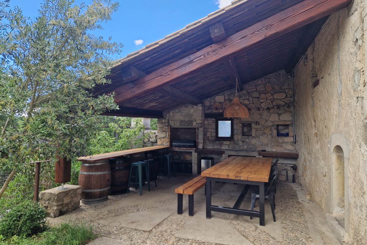 Terrasse privative avec plancha et bar