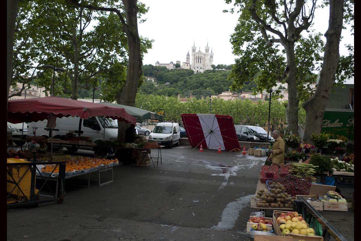le marché sur le quai de Saône : en face de l'immeuble.