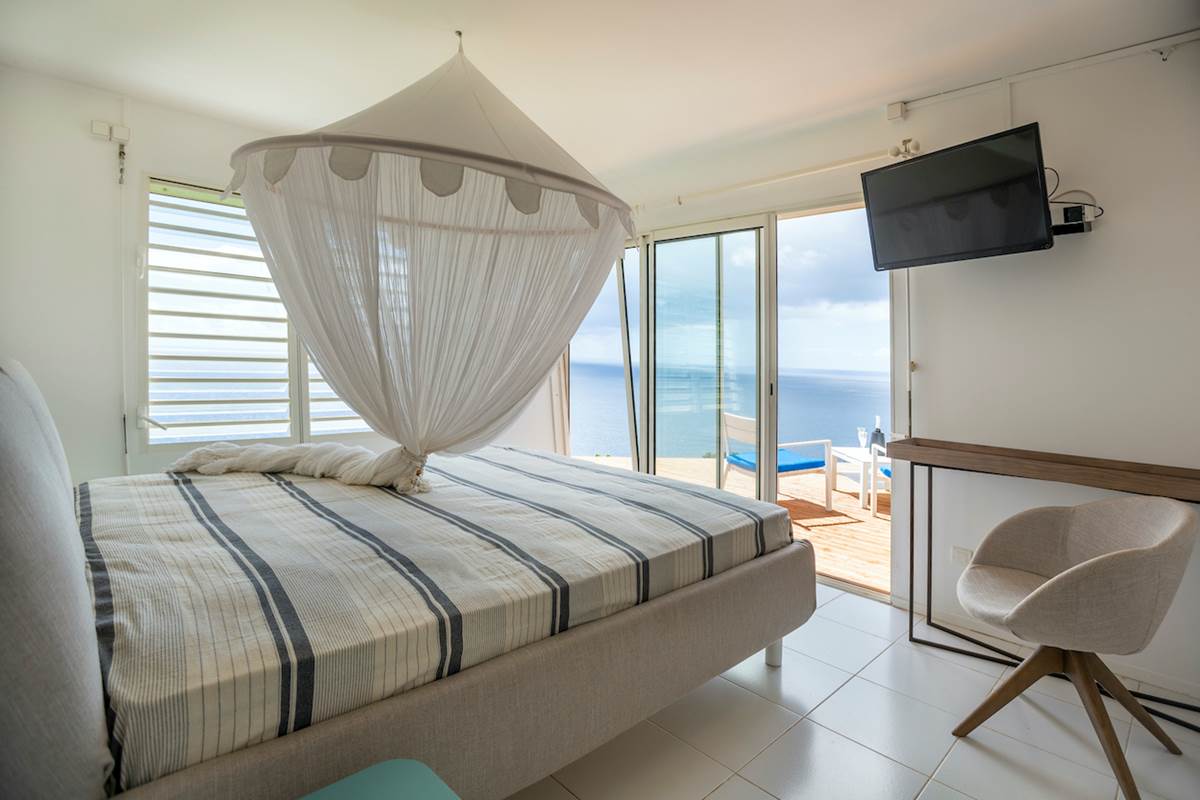 Suite parentale climatisée avec lit 200 x 200 et salle de bain attenante