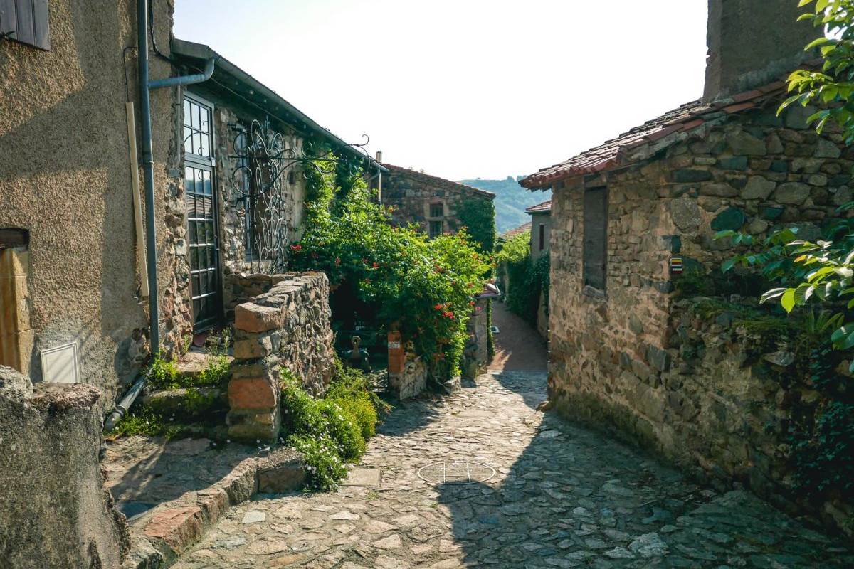 Une ruelle de Saint-Jean-Saint-Maurice-sur-Loire © Trekking et Voyage