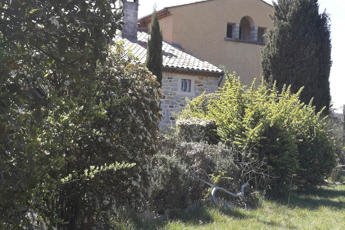 vue sur les monts d'Ardèche du gîte familial, gîte familial convivial et de regroupement d'amis en ardèche rhone alpes pde 16 à 24 personnes.