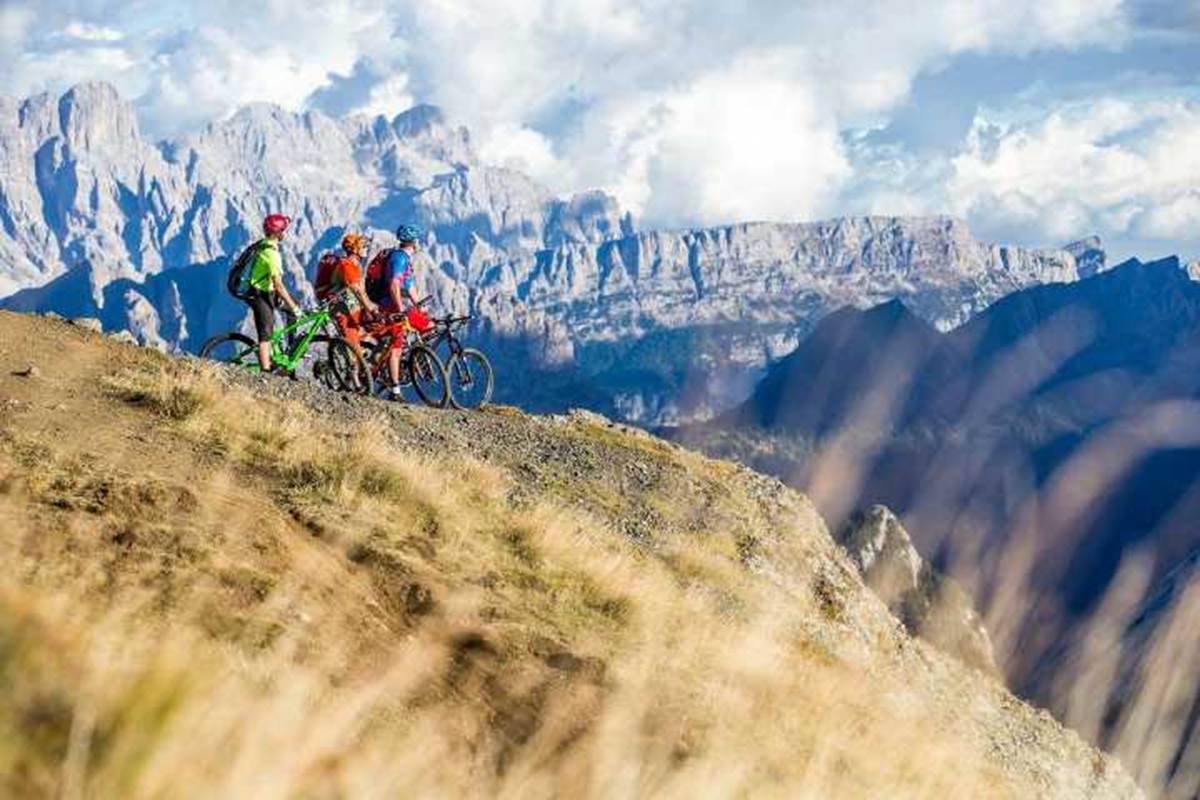 hommes-qui-font-du-vttae-vtt-electrique