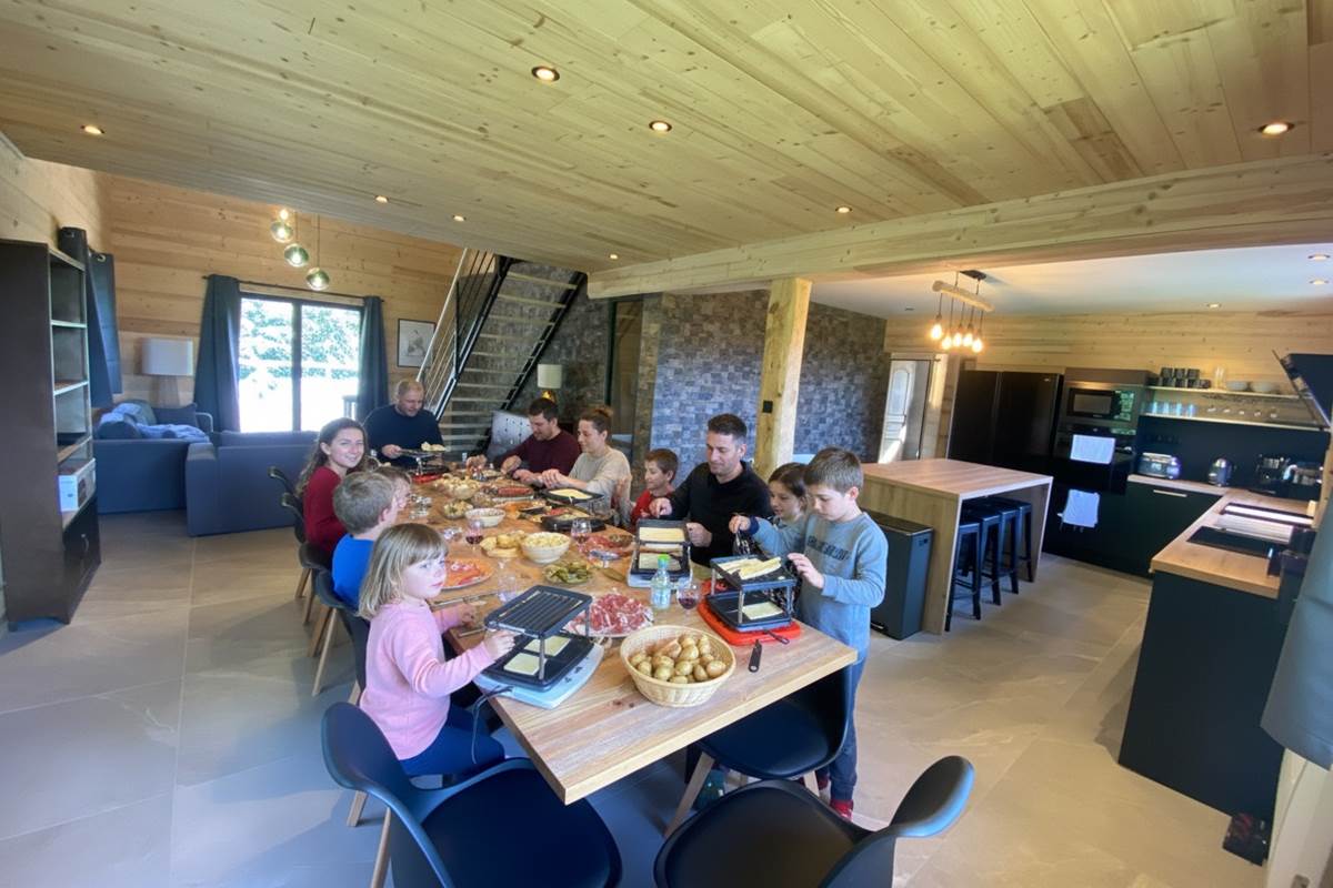 Séjour avec une Grande table familiale