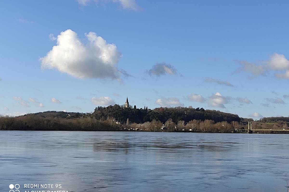 Gennes Val de Loire et l'église Saint Eusèbe vue de la rive gauche de la Loire